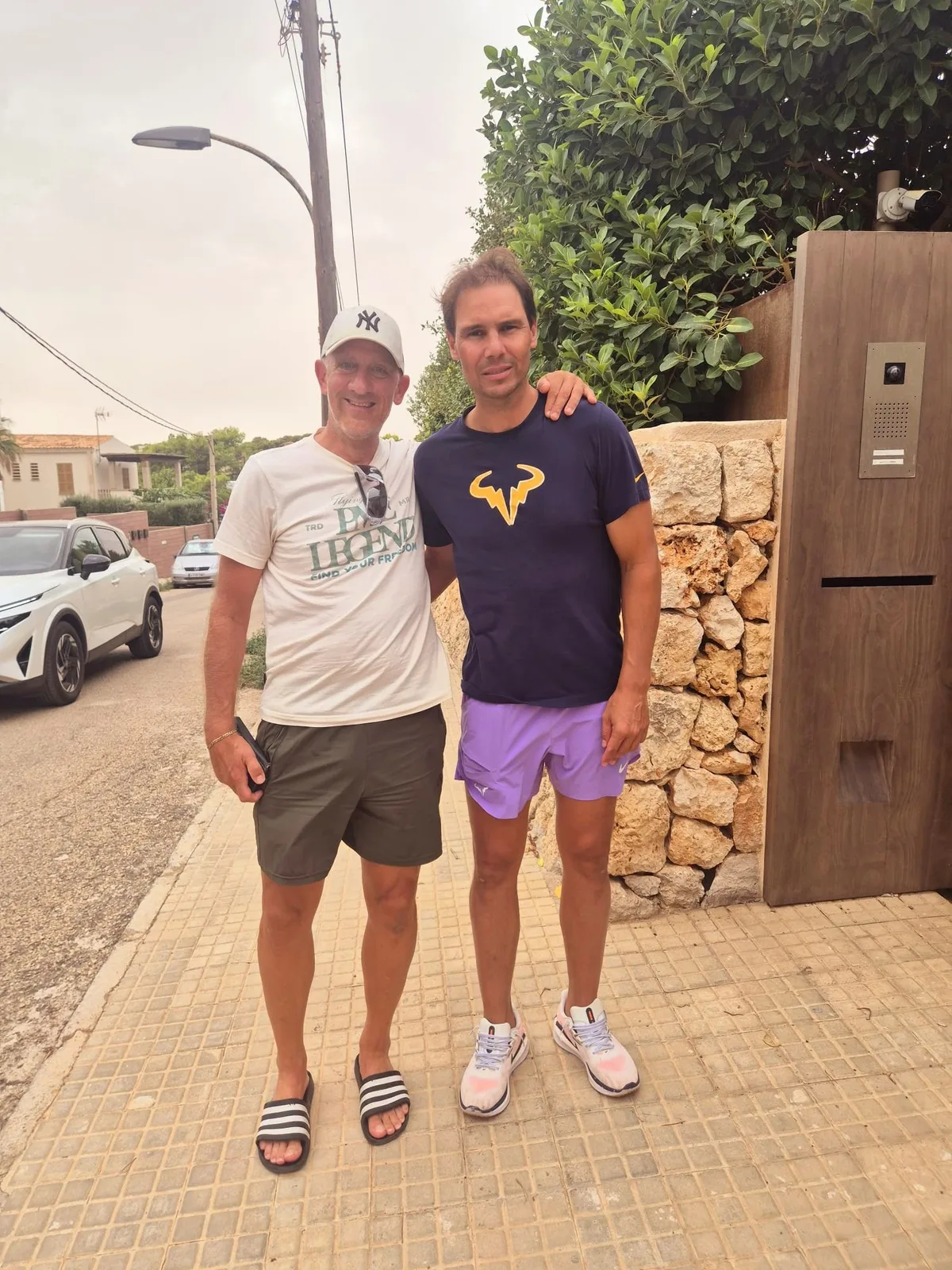 Rafael Nadal recebe visita surpresa de fã em casa e viraliza com reação; veja fotos