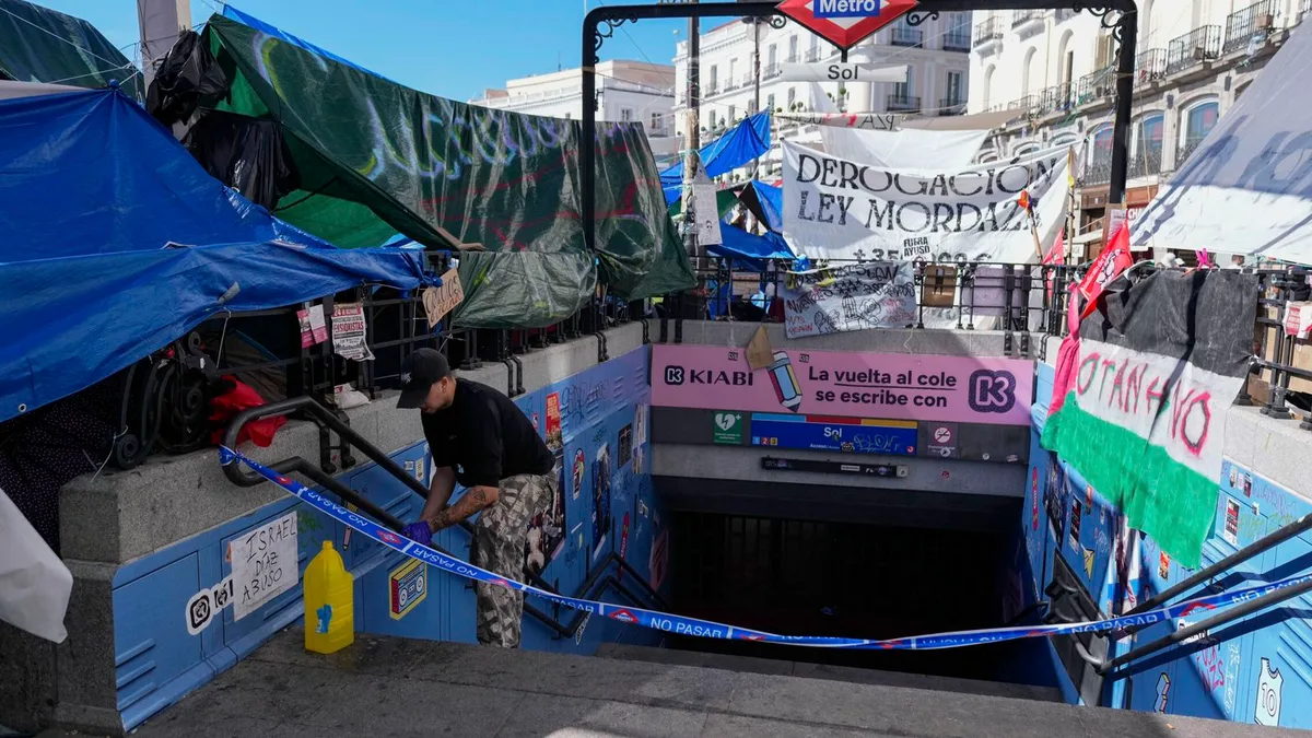 La acampada de Sol se acerca ya al 15-M entre multas, 180 denuncias y cierres por "orines y excrementos"