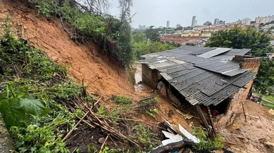 Chuvas deixam quatro mortos e afetam mais de 20 mil pessoas em 72 cidades do Paraná