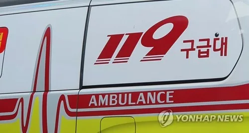 영월 도로서 25t 트럭 전도…50대 운전자 숨져
