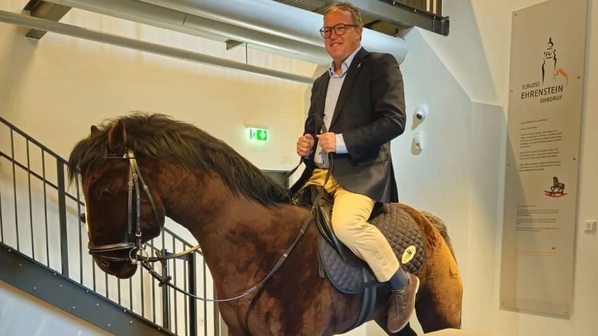 Trotz Plagiatsaffäre und Rücktrittsrufen - Voigt auf Schaukelpferd! Sein Leben ist ein Ponyhof