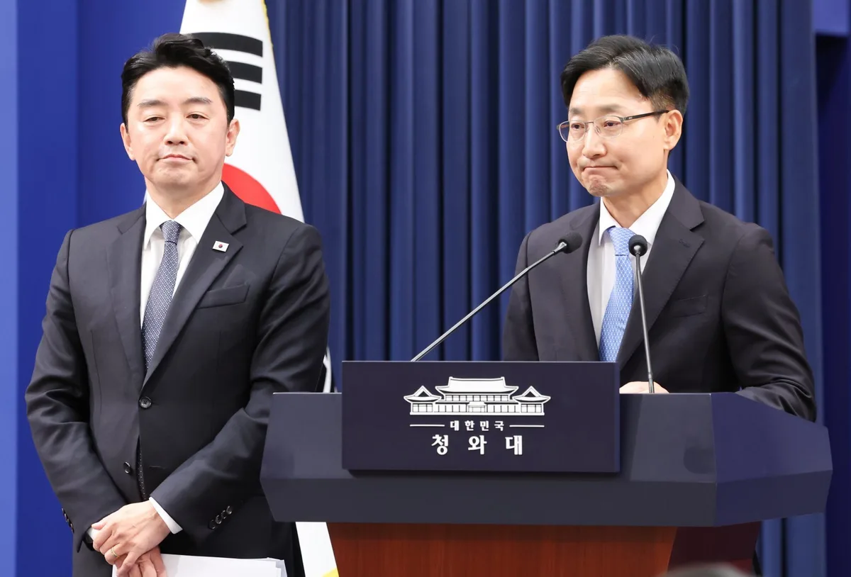 李, 임광현 비서실장에 임명장…강훈식엔 공로패