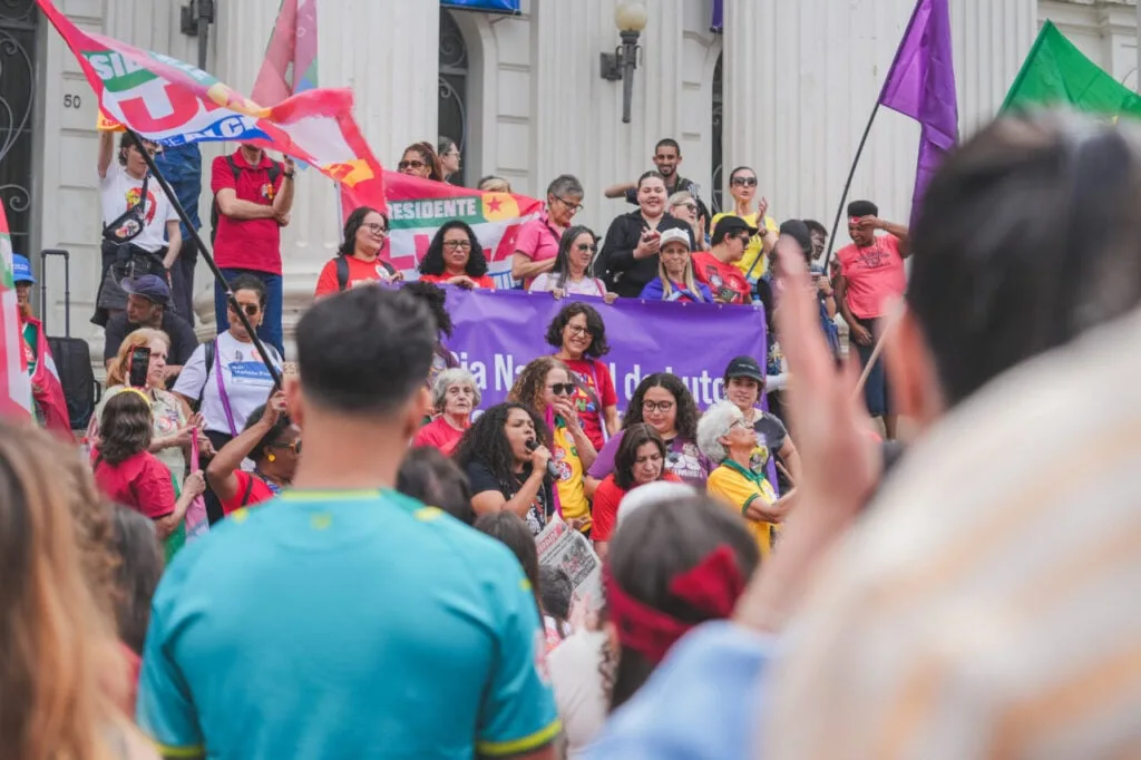 Ato em Curitiba reúne centenas de pessoas contra o feminicídio e em apoio a Lula