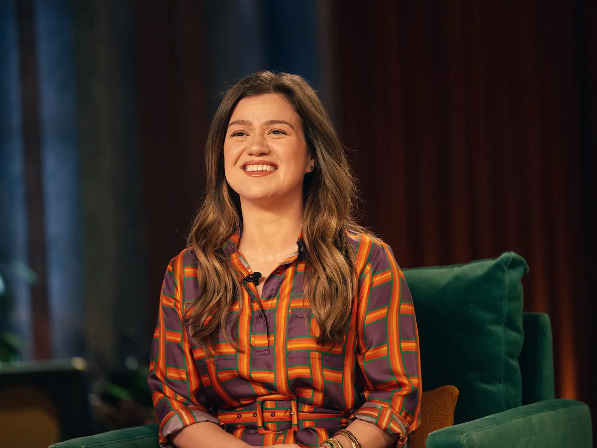What we learned from watching the Kelly Clarkson toy store security cam footage — and one question we still have