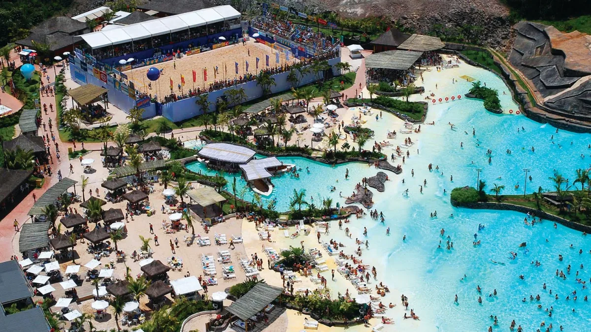 Cidade do Centro-Oeste transformou águas naturalmente quentes em enormes piscinas, resorts e parques e recebe famílias durante praticamente o ano inteiro