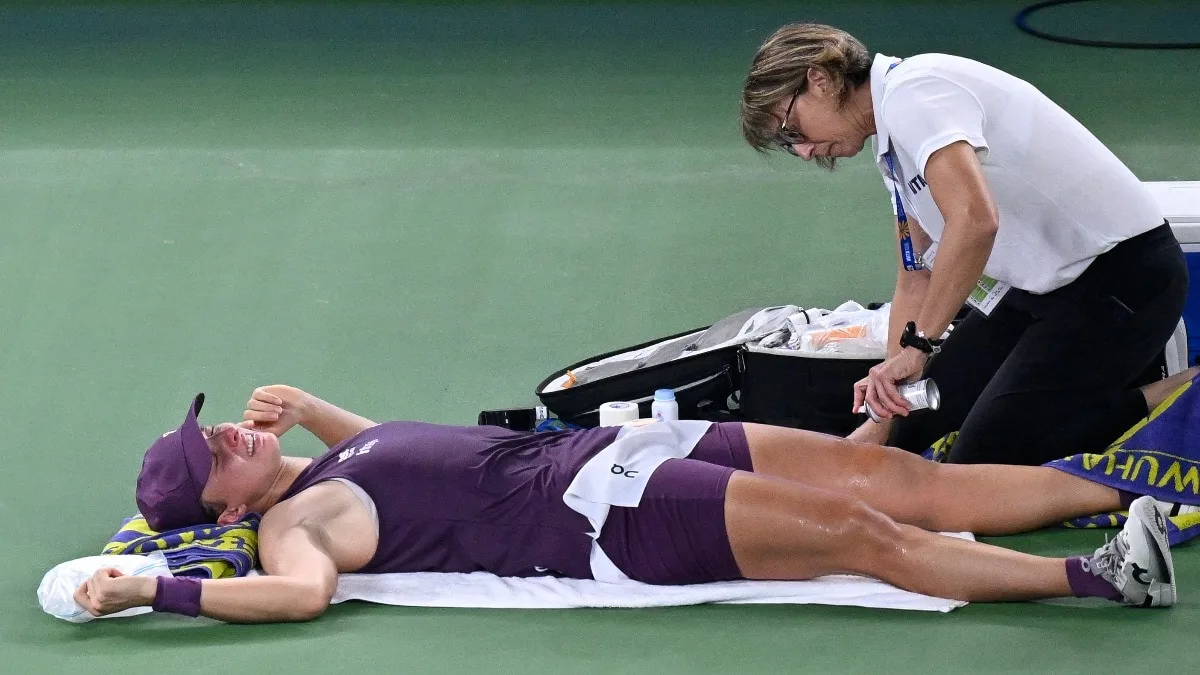 Iga Swiatek breaks down in tears, battles leg injury in heartbreaking Wuhan Open loss