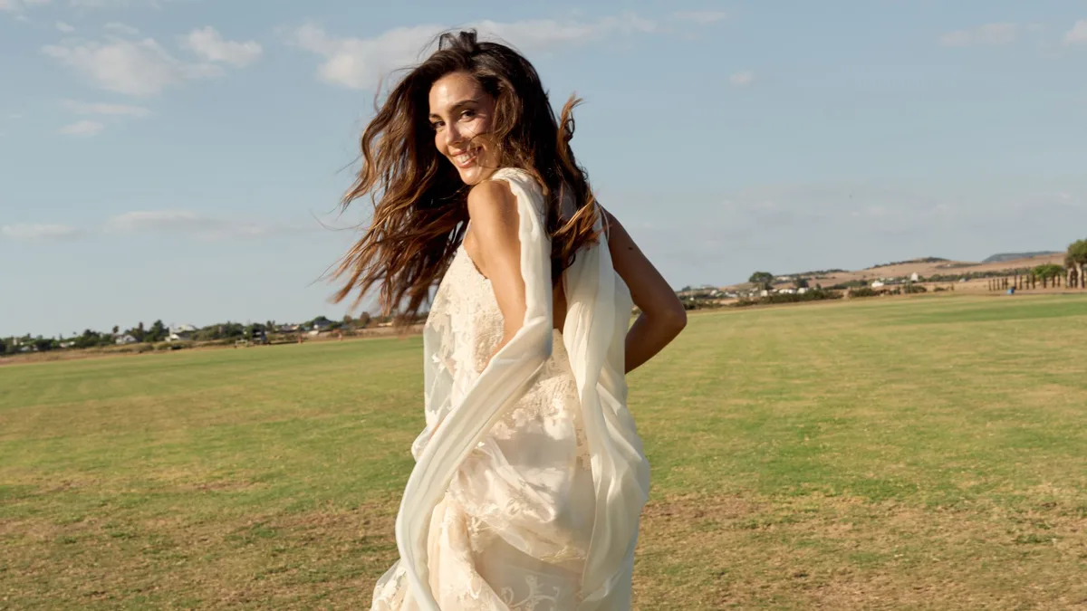 El segundo vestido de novia de Anna Padilla, al detalle: con capa, mucho movimiento y un bordado especial