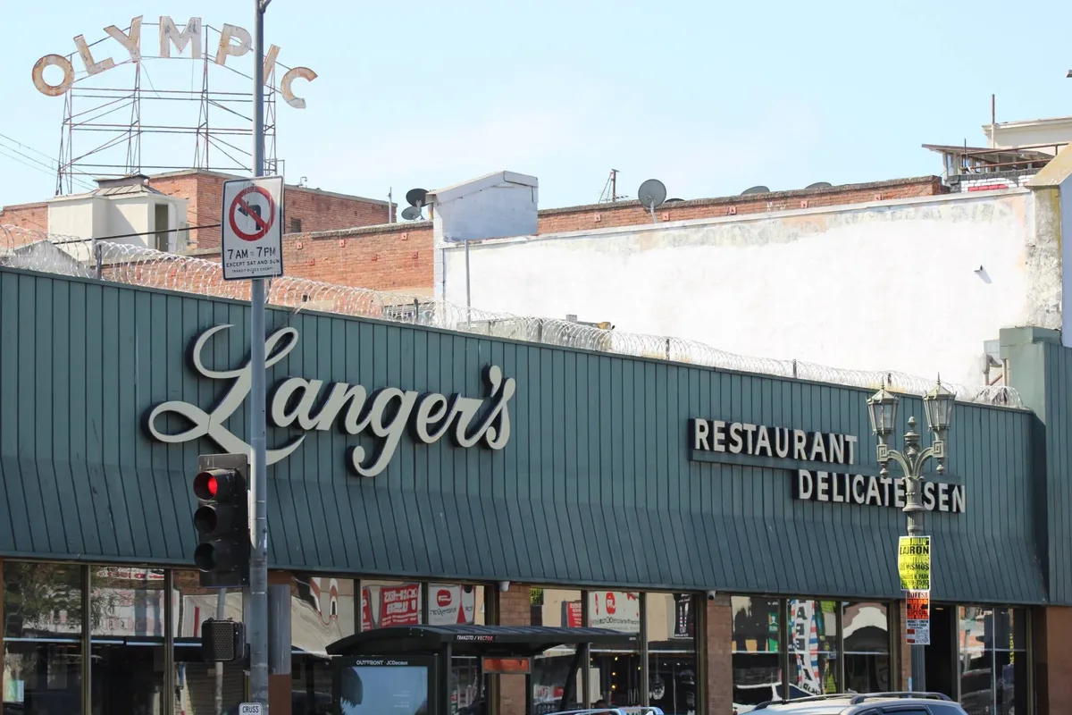 “¿Dejé propina?”: un restaurante de Los Ángeles recibió una llamativa carta con US$50 de un hombre de Texas