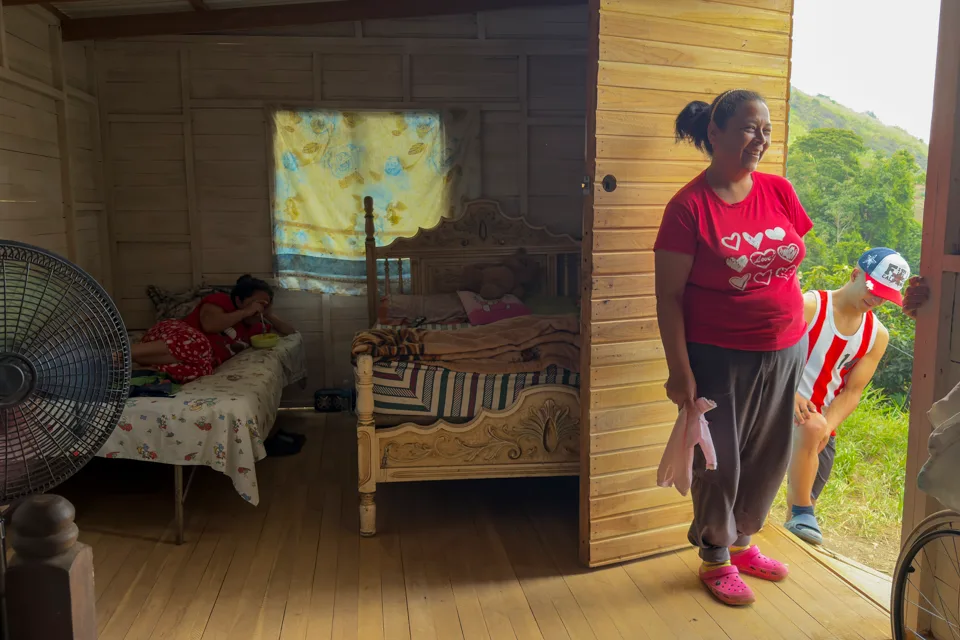 «Ahora duermo tranquila»: familias tienen un techo temporal mientras esperan al Estado