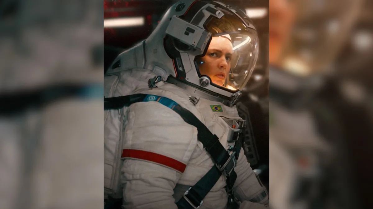 Brasileira estreia no cinema como astronauta em filme chinês que é sucesso de bilheteira: 'Emoção grande'