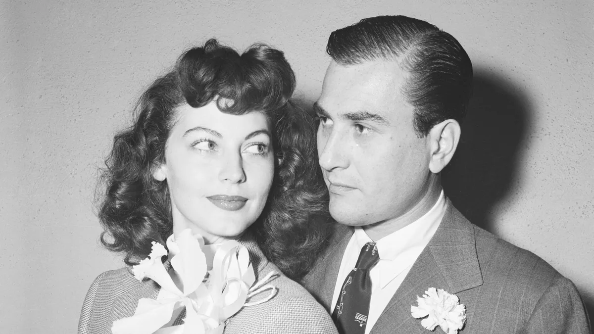 Un traje azul en lugar del vestido blanco con el que soñaba, orquídeas que aún se conservan y un fugaz matrimonio: la boda de Ava Gardner y Artie Shaw