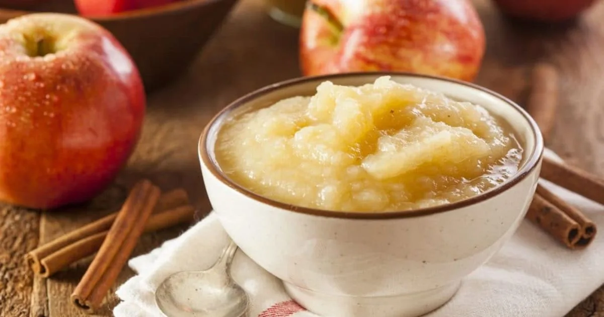Compota de manzana casera: el postre fácil con canela que cuida tu salud digestiva