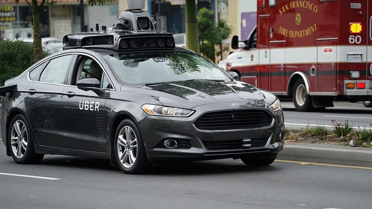Uber demite 3,3 mil funcionários e investe R$ 56 bilhões em robotáxis; empresa muda regras de trabalho presencial com nova regra de 1%