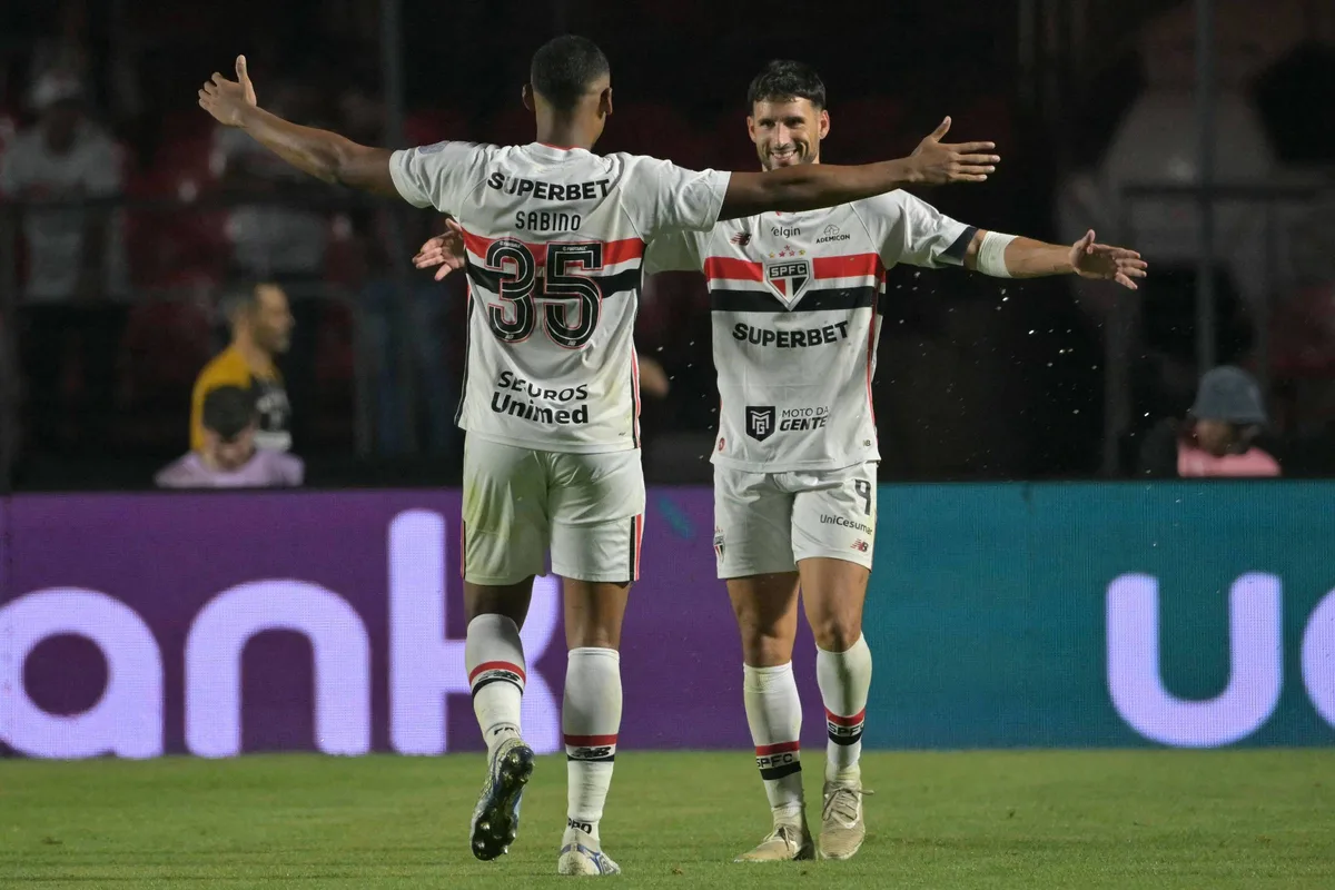 São Paulo vence primeira após a Copa, derruba Bolívar e vai pegar Boca Juniors