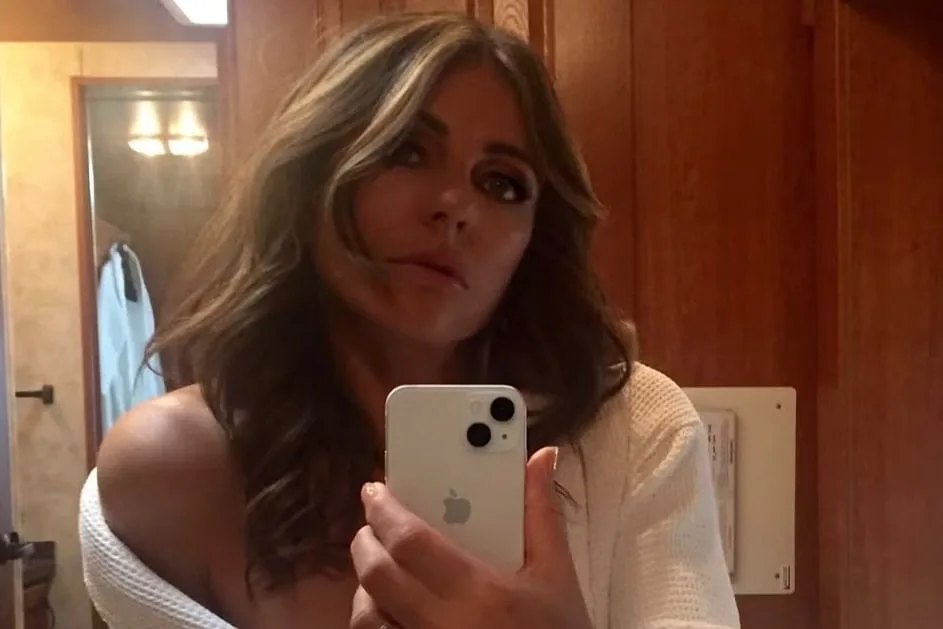 Elizabeth Hurley mostró un llamativo anillo y despertó rumores de compromiso con Billy Ray Cyrus