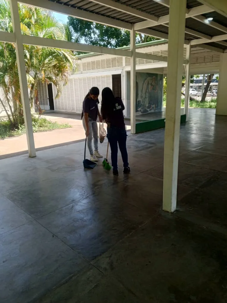 Estudiantes de la Uneg limpian espacios de la Casa de la Cultura de Los Olivos