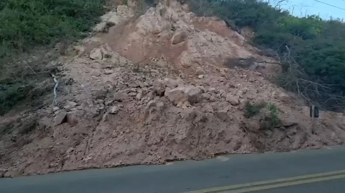 Desmoronamento às margens da RJ-230 avança pela estrada em Bom Jesus do Itabapoana