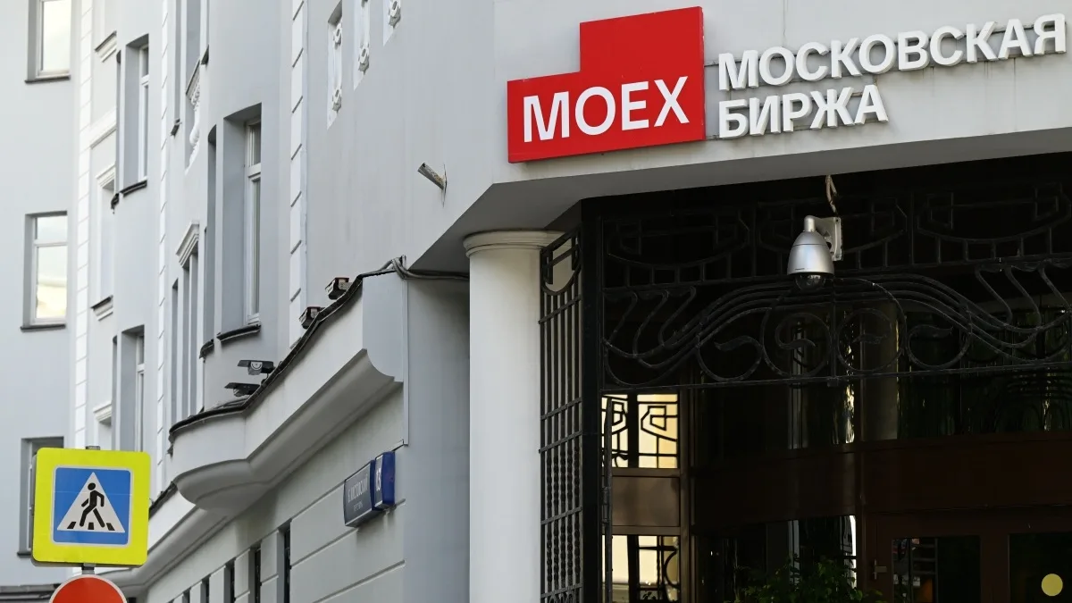 Рынок акций РФ открылся в утреннюю сессию ростом индекса IMOEX2 на 0,3%