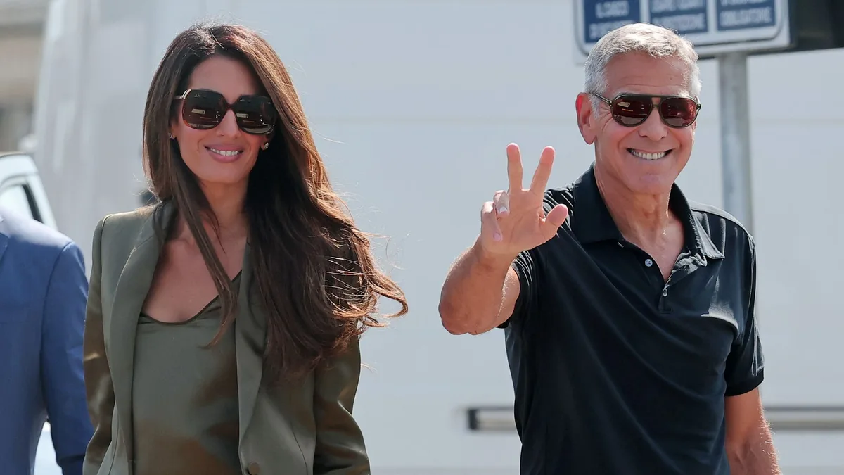 Amal Clooney regresa con George a la ciudad que marcó su historia de amor demostrando que el look más cómodo para viajar puede ser también elegante