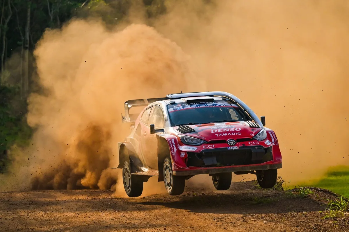 VÍDEO: Carro capota e atinge poste em grave acidente no Rally do Paraguai