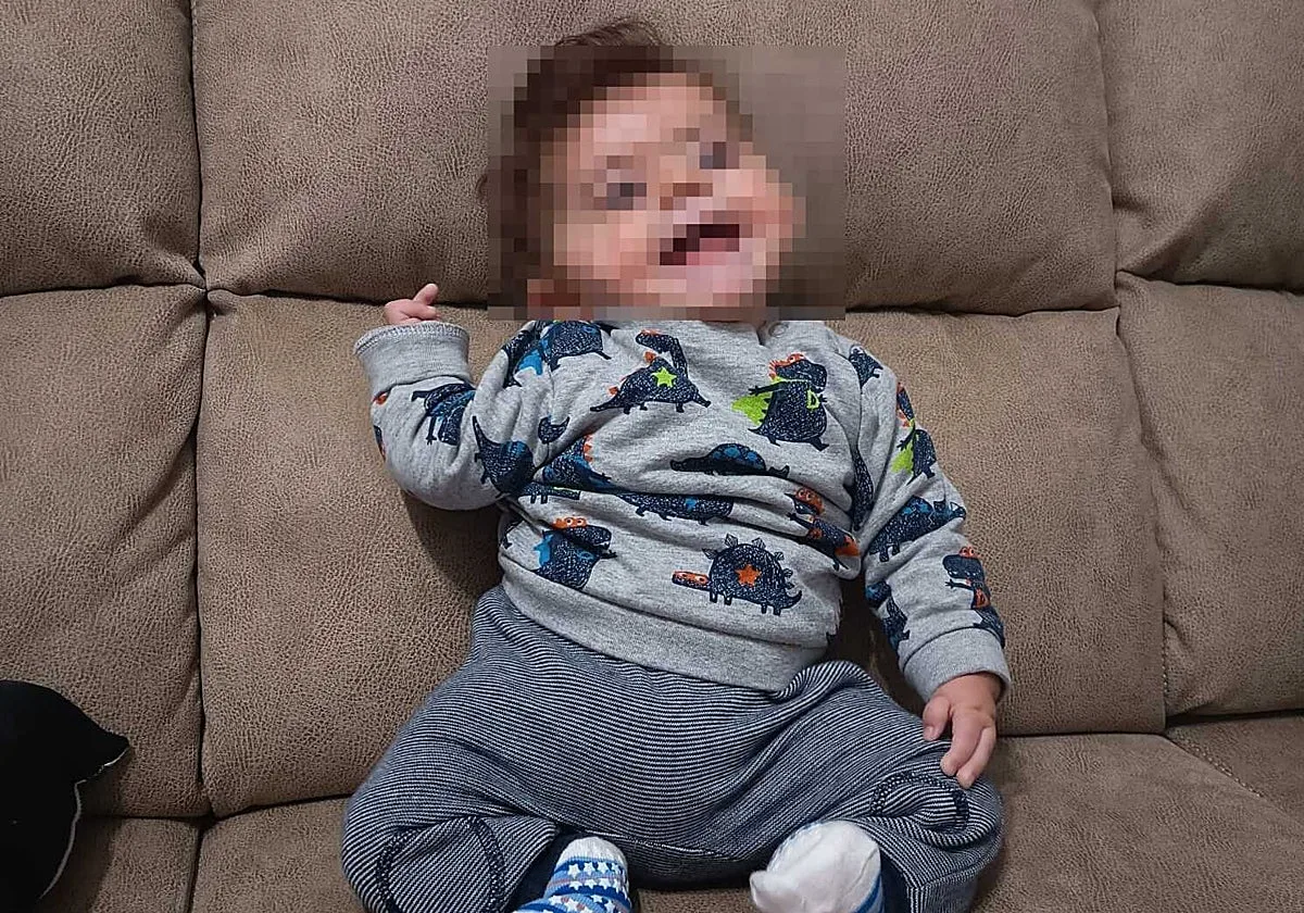 Una familia pide una vivienda adaptada para su hijo de 15 meses, al que le amputarán las piernas en septiembre