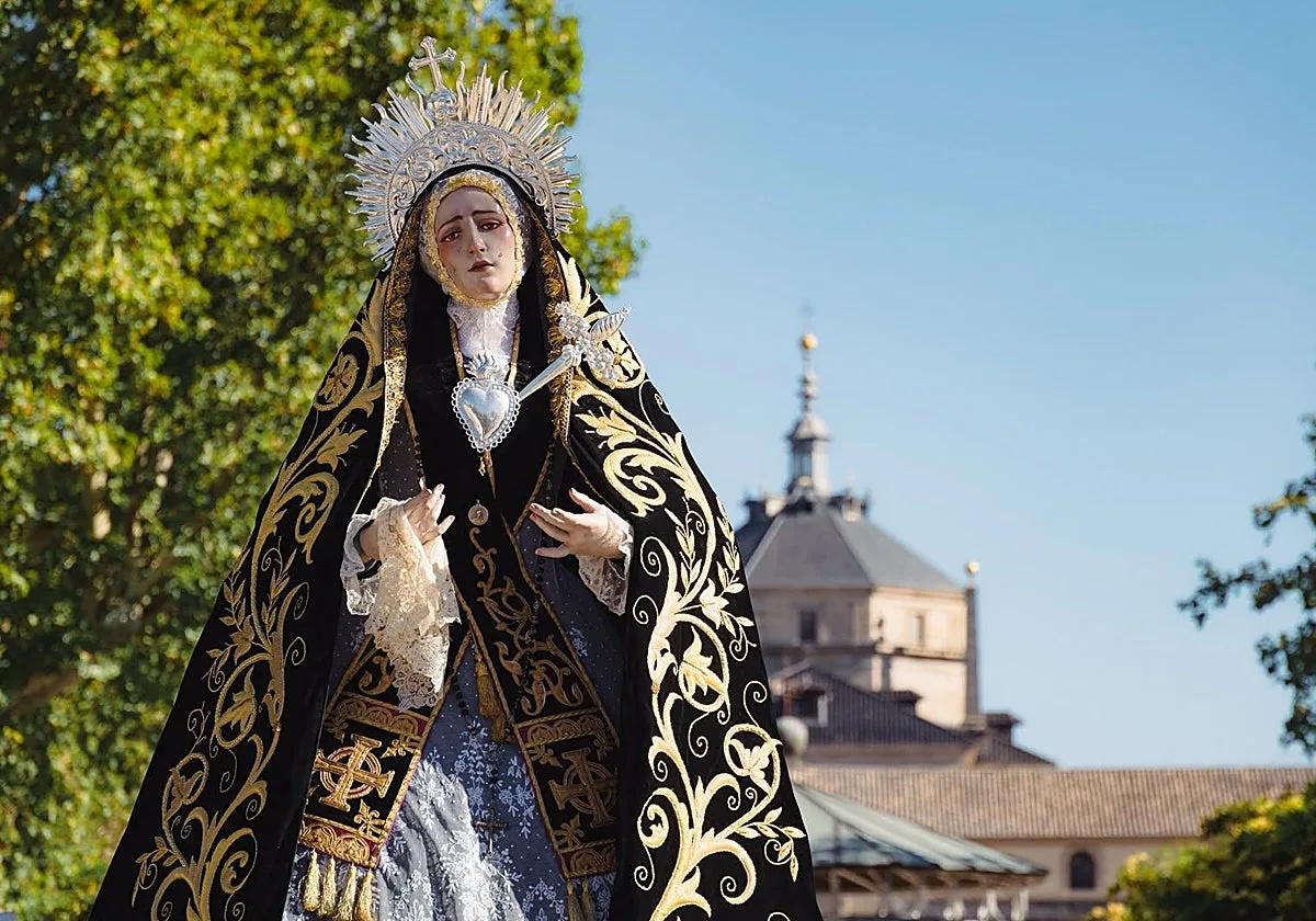 La Virgen de los Dolores cruza Bisagra al encuentro de una tradición recuperada