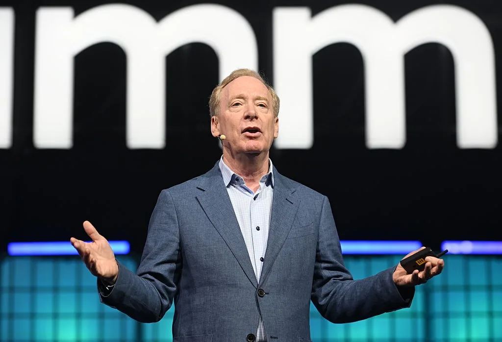 ‘Precisamos de normas reais e eficazes’, diz presidente da Microsoft sobre riscos da IA