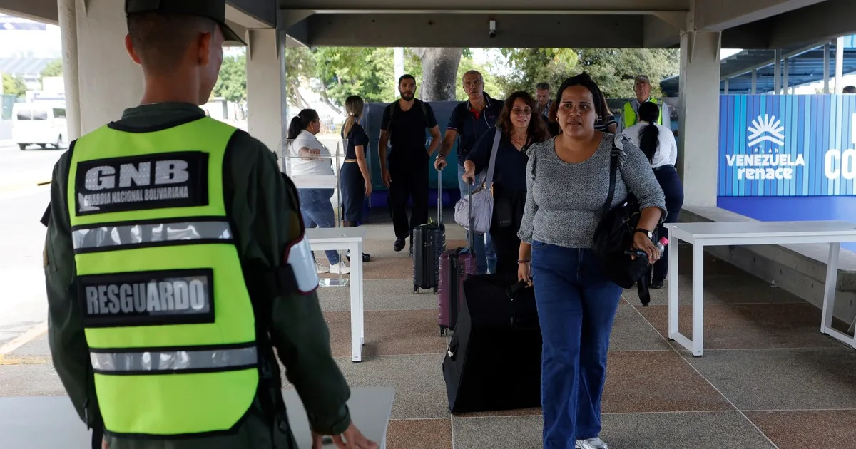 El principal aeropuerto de Venezuela vuelve a operar tras la destrucción que dejaron los terremotos