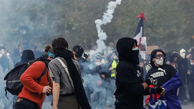 Cinco pessoas em estado crítico em Paris durante protestos em França