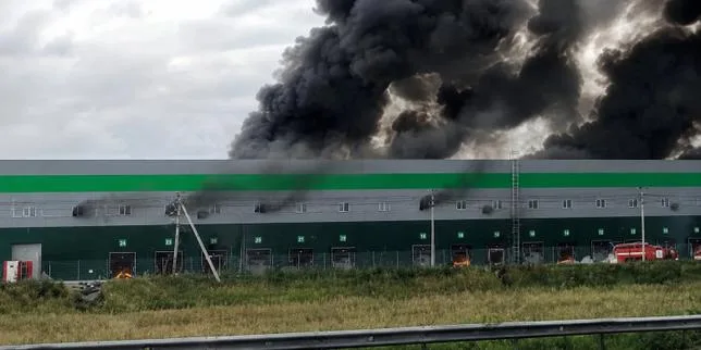 EN DIRECT, guerre en Ukraine : un entrepôt de Wildberries, le géant russe du commerce en ligne, en feu après une attaque de drones ukrainiens dans l’Oural
