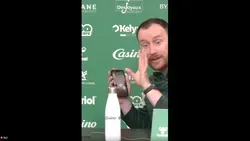 VÍDEO: Cathro interrompe conferência para atender videochamada da filha