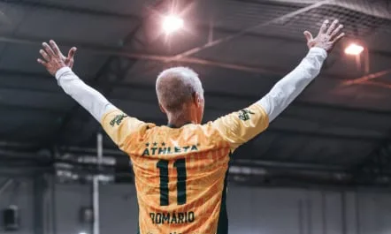 “Me estoy haciendo viejo”: el increíble gol de rabona de Romario a los 60 años
