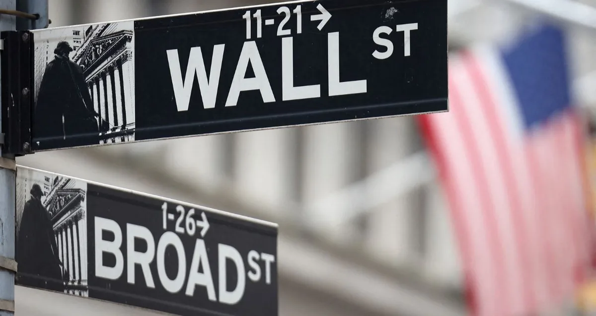Wall Street fecha em tom misto com inflação em linha com o esperado e ações de IA