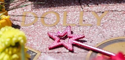 Dolly Parton ist tot: So trauert die Promiwelt – von Mick Jagger bis Eminem