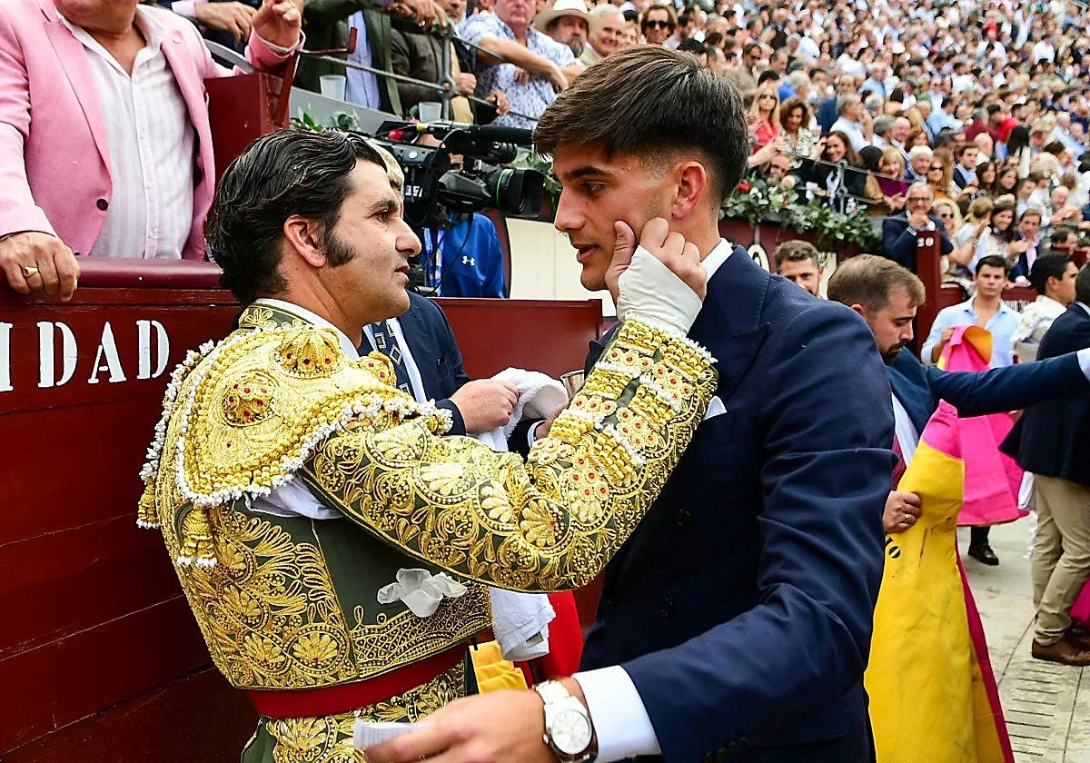 El cariñoso encuentro de Morante de La Puebla con su hijo, tras la primera faena del canterano en la Cartuja