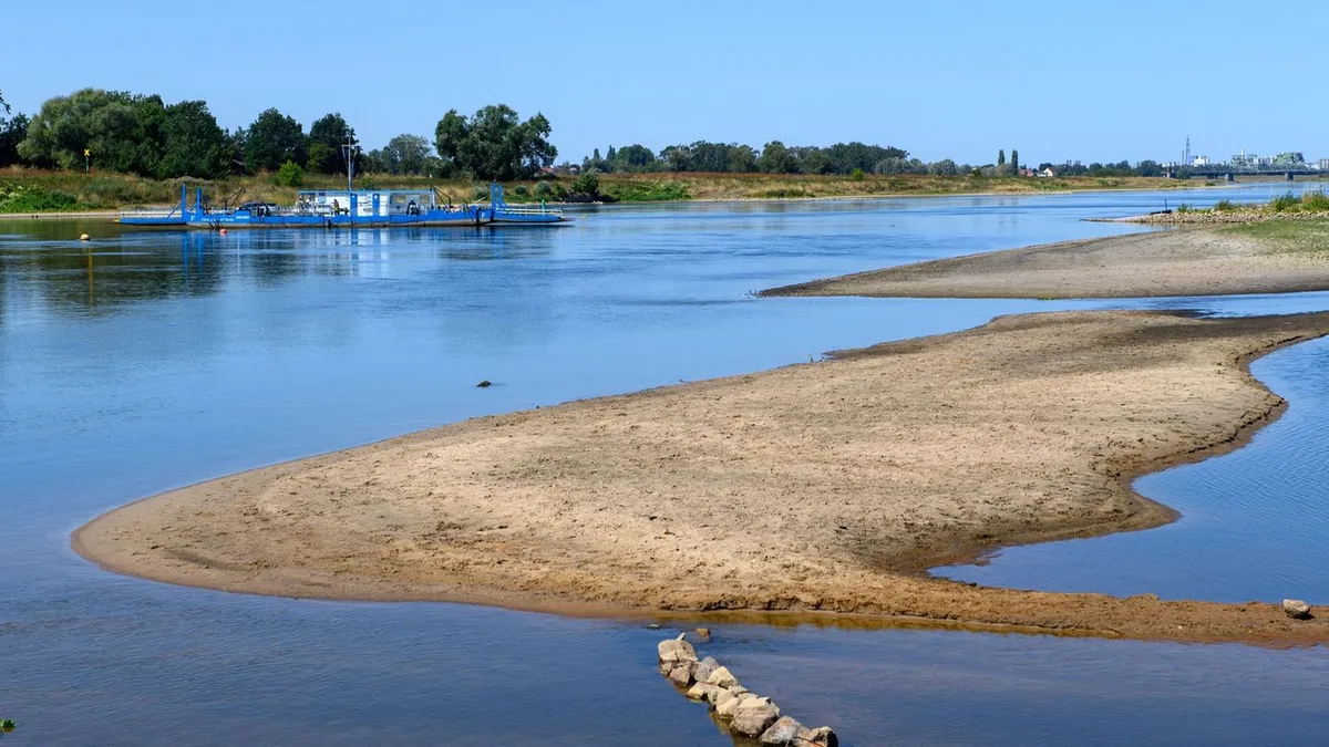 Niedrigwasser: Pegelstände an der Elbe sinken weiter