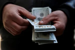 Dólar opera perto da estabilidade com dados de inflação nos EUA e eleições em foco