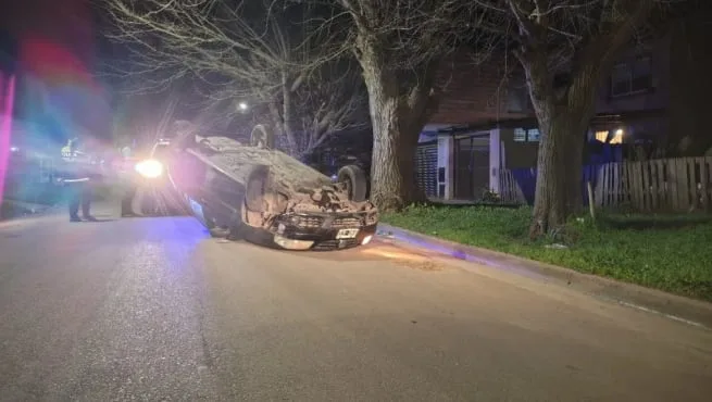 Manejaba alcoholizado mientras discutía con su pareja, chocó contra un arbol y volcó en Mar del Plata