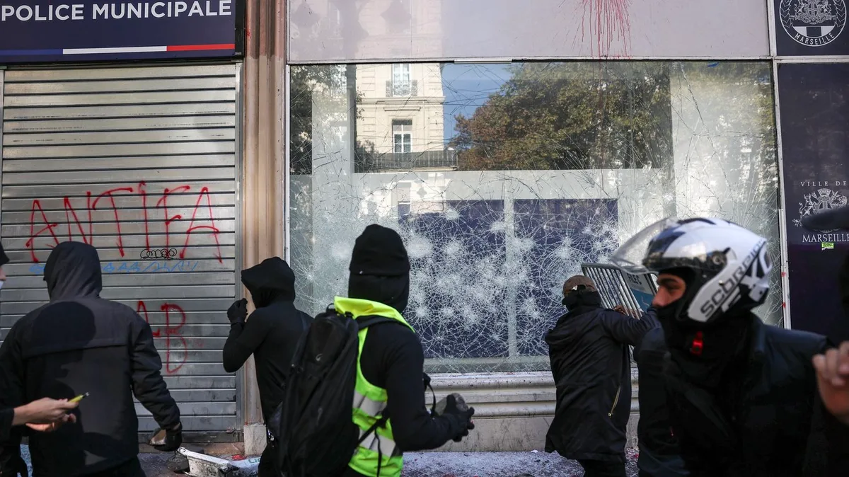 A Marseille, la mairie et un commissariat de police municipale pris pour cible en marge de la mobilisation du 17 octobre