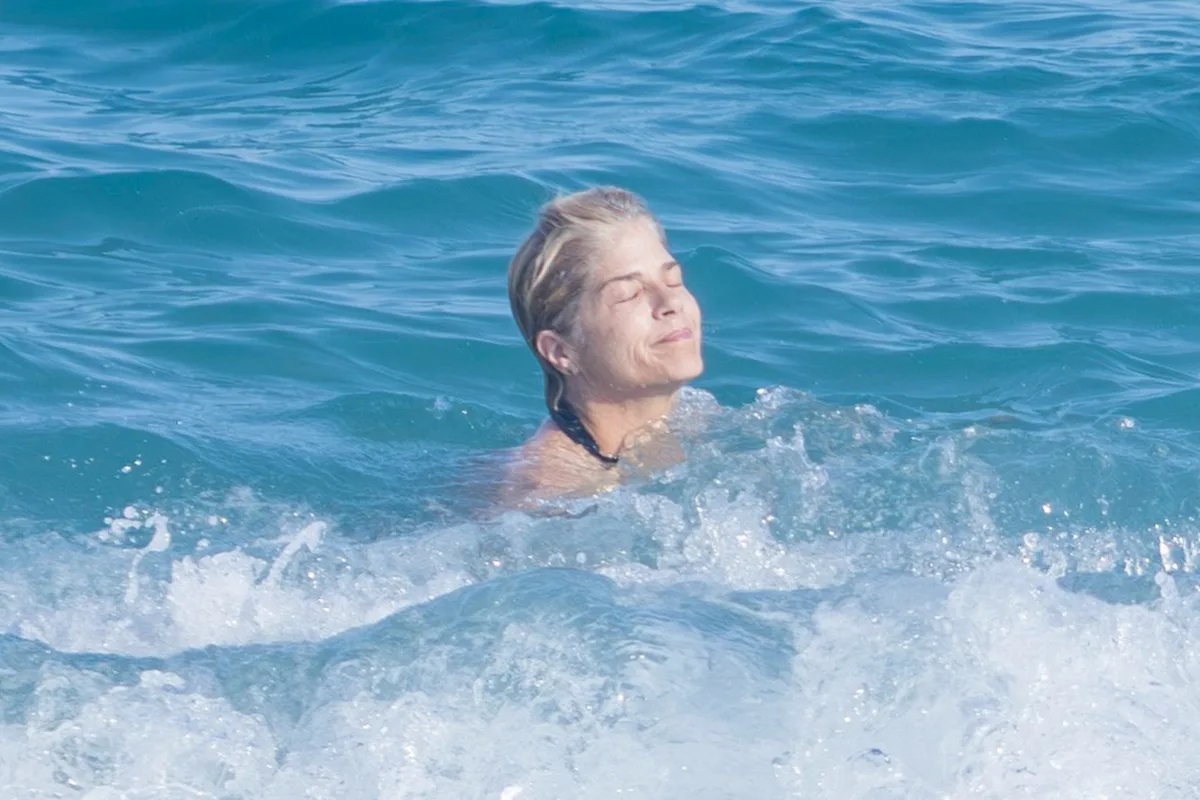 Selma Blair disfruta de la playa luego de asegurar que los síntomas de la esclerosis múltiple están “controlados”