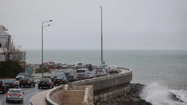 Carro que se despistou na avenida Marginal acabou por não cair na praia