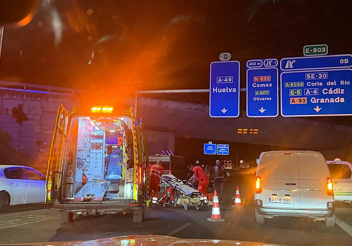 Un herido grave en la A-49 tras un accidente de moto deja retenciones en sentido Huelva