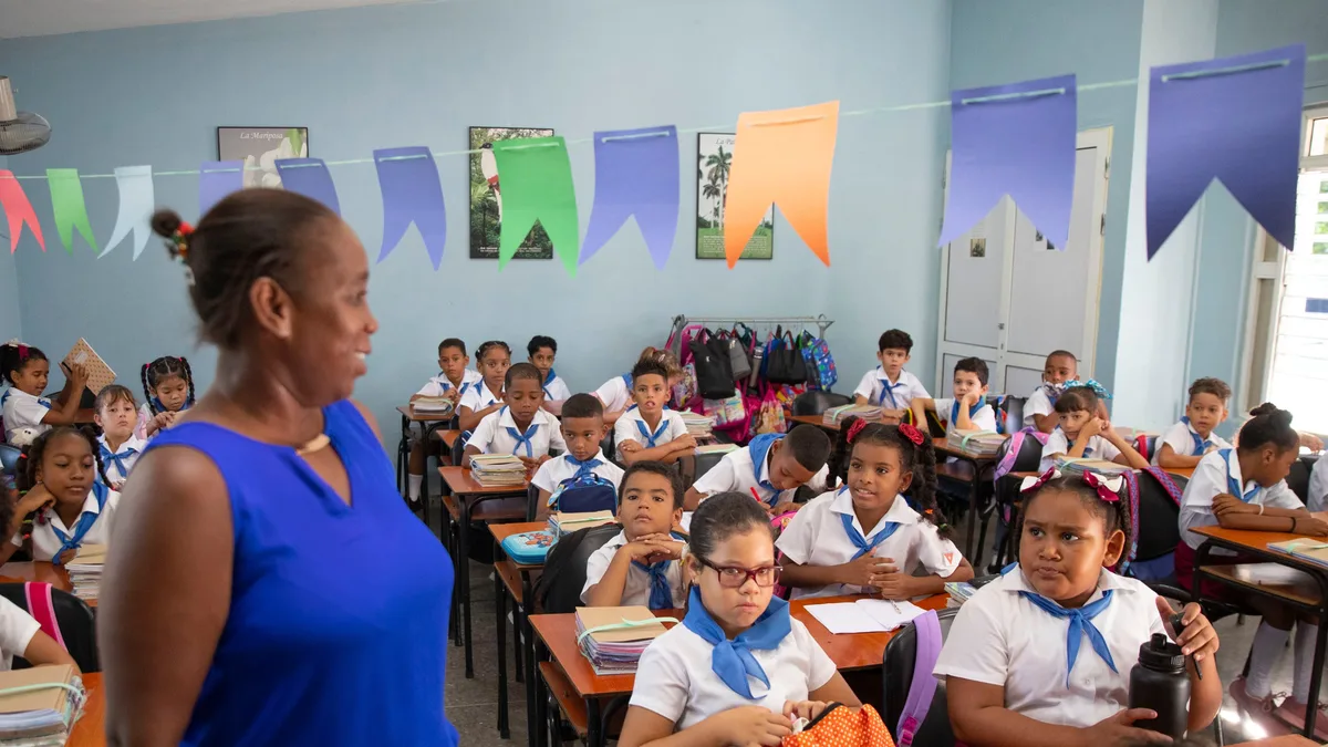 Crisis en Cuba: comienza el ciclo lectivo con déficit estructural de profesores y falta de uniformes