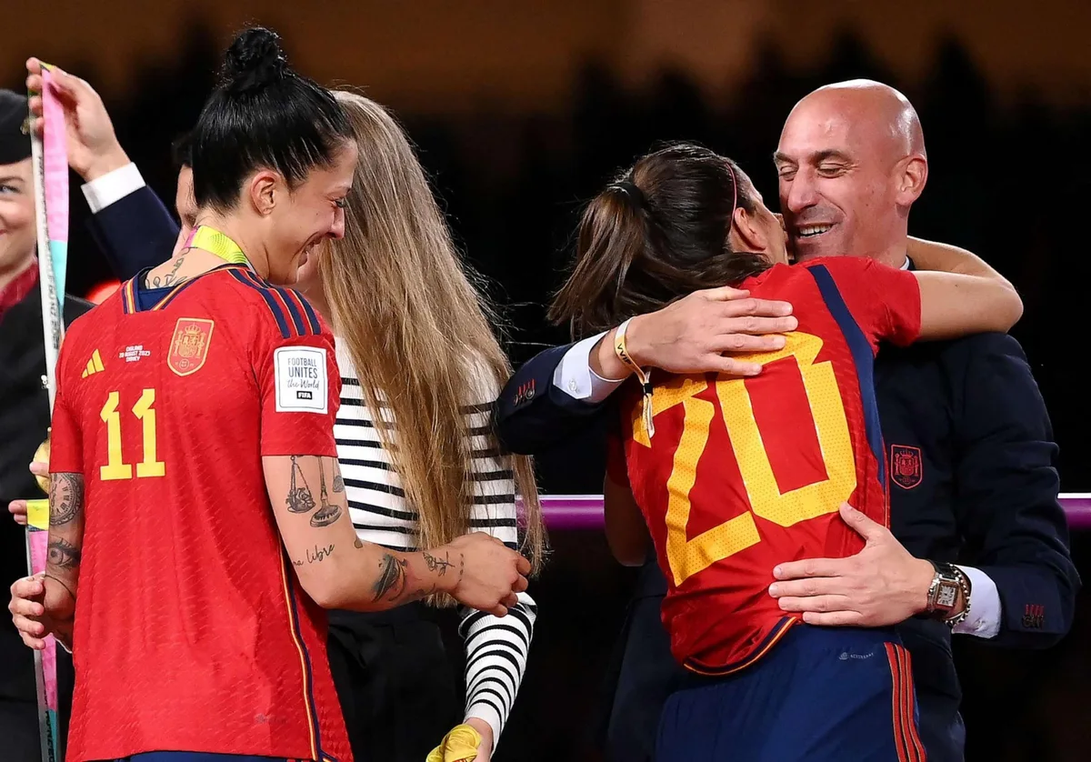 Luis Rubiales cumple sanción de FIFA por besar a Jenni Hermoso, pero seguirá inhabilitado en España