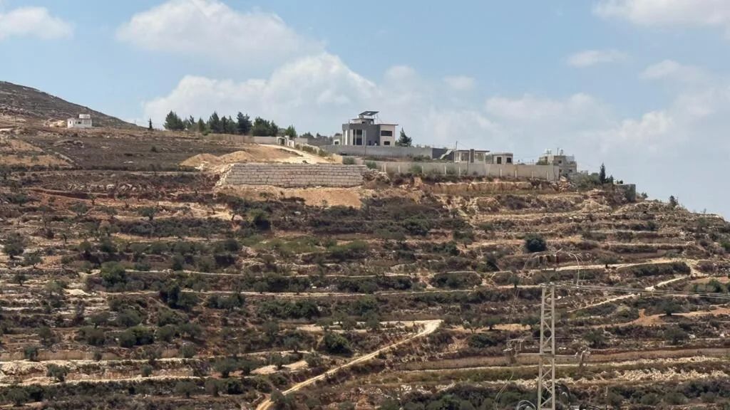 Famílias palestinas sitiadas por colonos na Cisjordânia vivem sem água, luz e internet