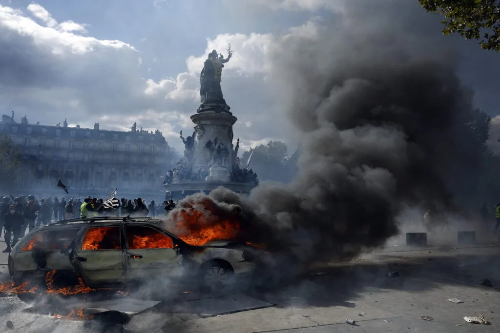 “Não nos deixaremos intimidar”, diz PM francês sobre a violência nos protestos