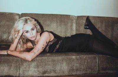 Miley (sem Cyrus) antecipa “Different Religion”, parceria com banda Model/Actriz, em entrevista à BBC Radio 1