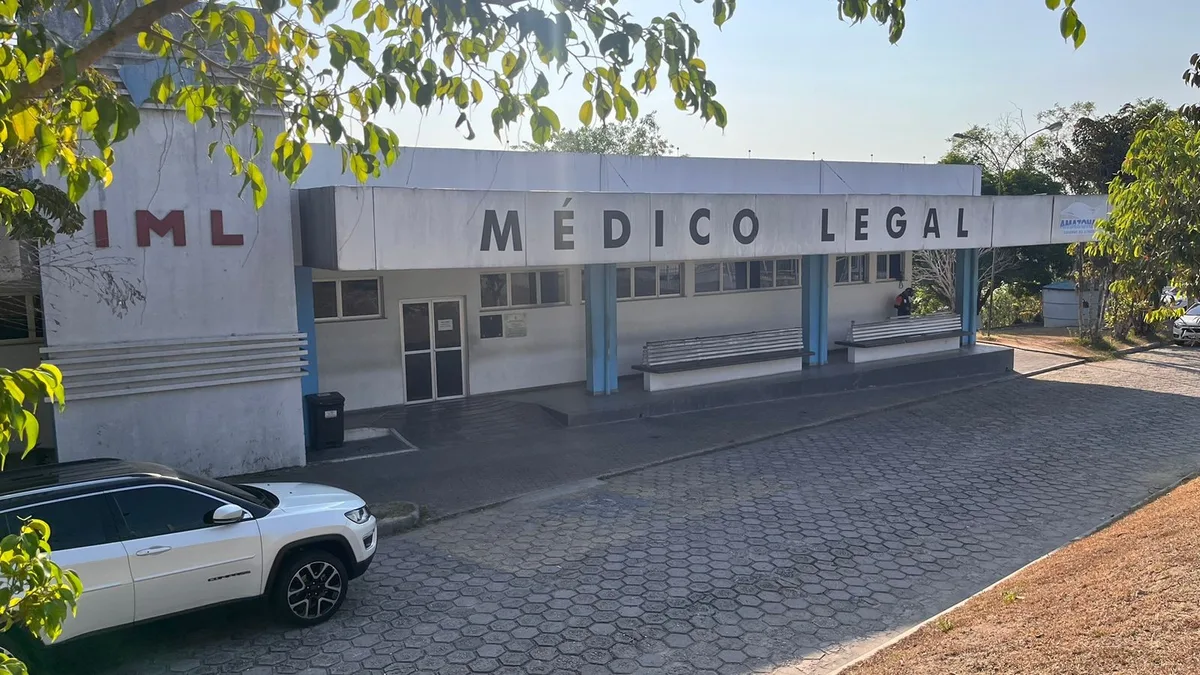 Homem é morto a tiros em frente de casa em Manaus