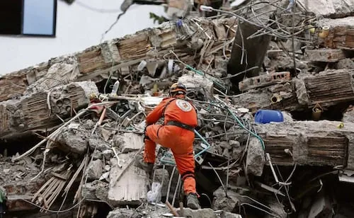 Colombia declara emergencia económica, social y ecológica por terremoto; busca acelerar reconstrucción