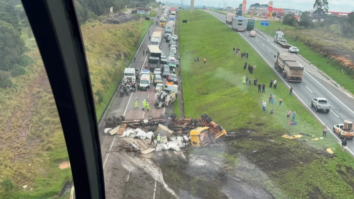 Caminhão carregado de ureia tomba na BR-277, no sentido Curitiba, e 4 pessoas ficam feridas